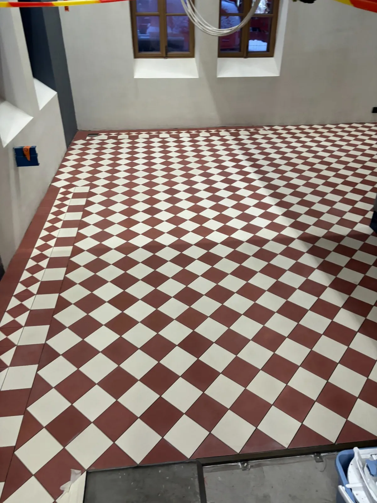 Punavalkoinen ruutulattia, ikkunat ylhäällä, kirkas valaistus.