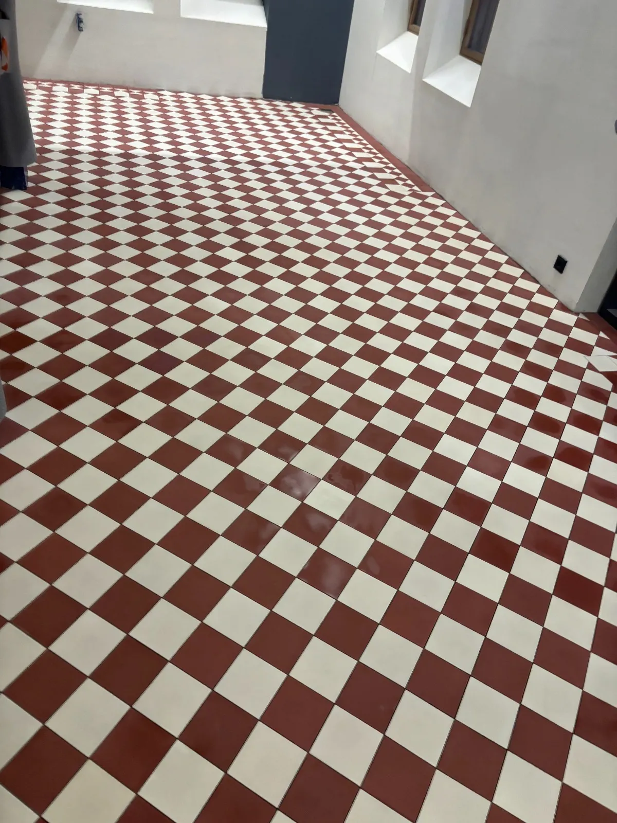 Punavalkoinen ruutulattia valoisassa huoneessa.